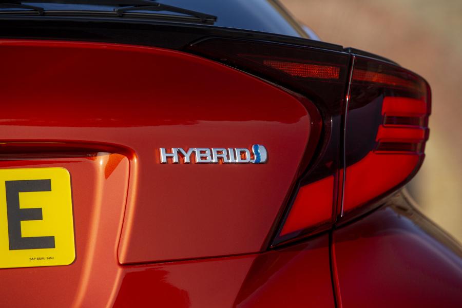 Логотип Toyota C-HR Hybrid Orange Edition 2019 года  (UK) (фото 8 из 34)